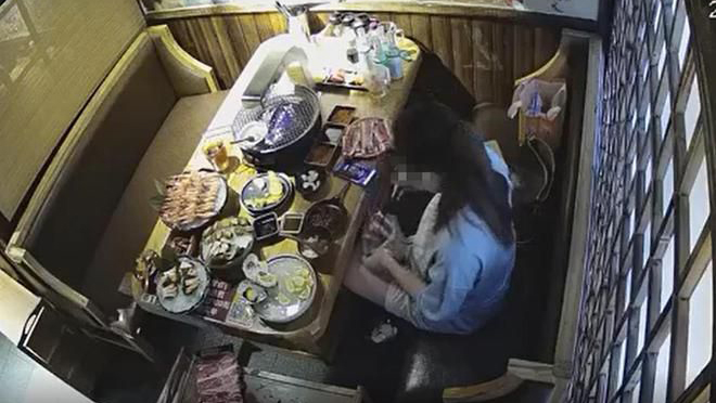 女顧客稱「不想浪費」於是帶走食物，店方表示決定起訴她。 網圖