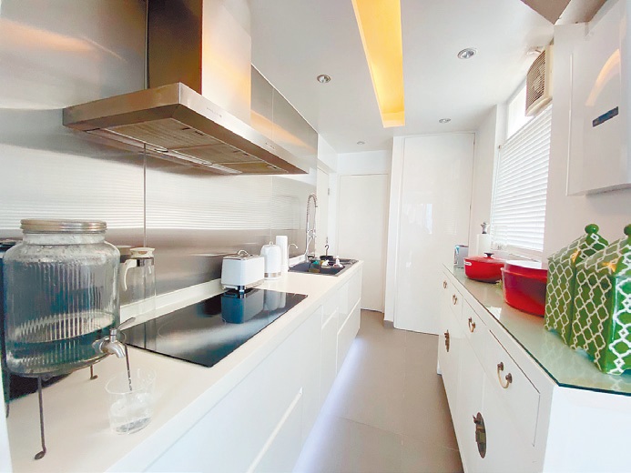 開放式廚房採雙邊工作枱，提供更多空間儲物。