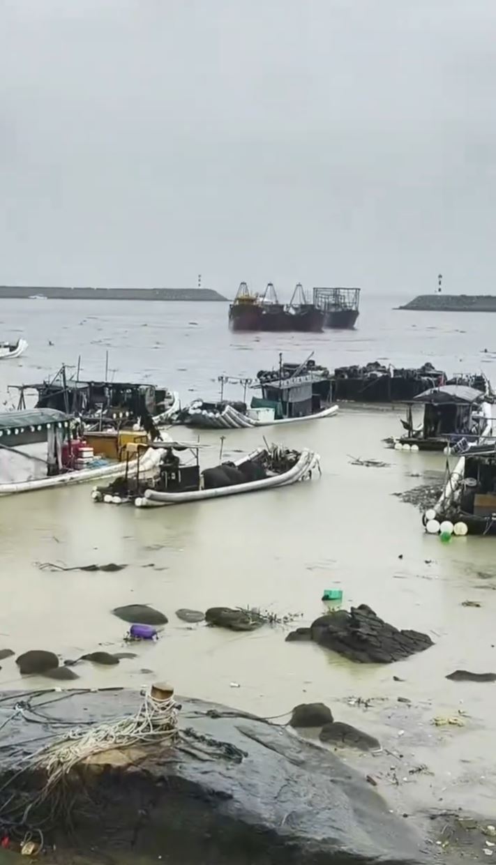 廣東多地暴雨，汕尾陸豐有觀測站錄逾400毫米雨量，惠來縣有多艘船被沖走。  