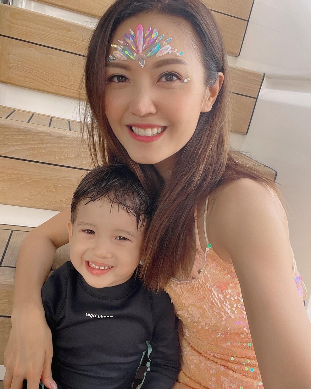 Toby與小鮮肉合照。