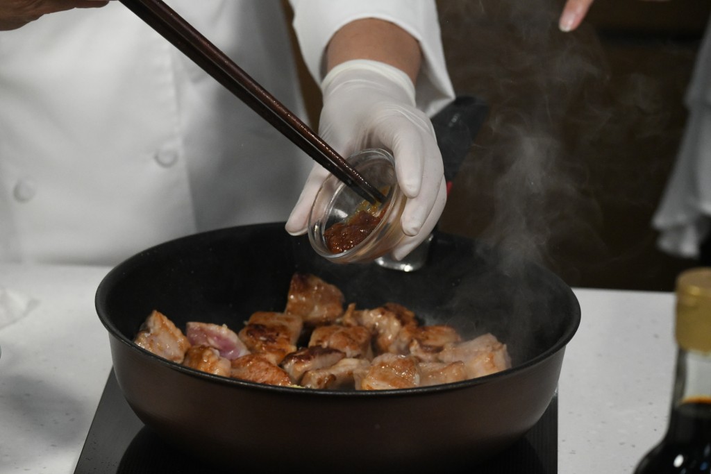 黃豆醬鹹香帶鮮味。 黃豆醬鹹香帶鮮味。