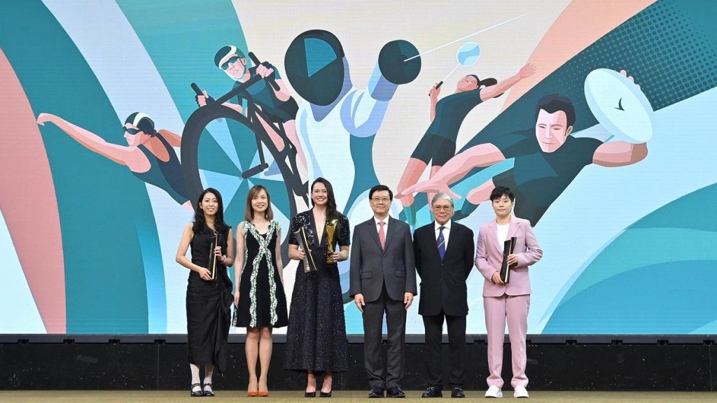 李家超(右三)出席2023年度香港傑出運動員選舉。政府新聞處