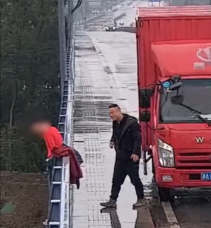 曹師傅冷靜機智的反應，成功救回企圖跳橋男子。秀洲公安