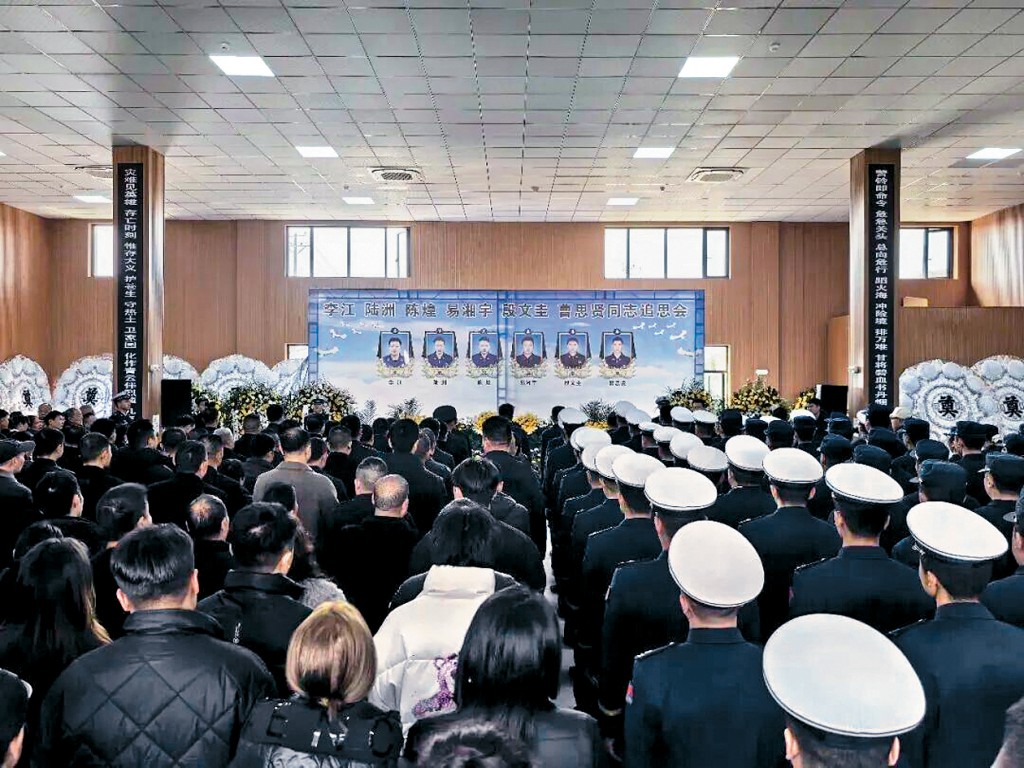 湖南墜崖6消防舉辦追思會。