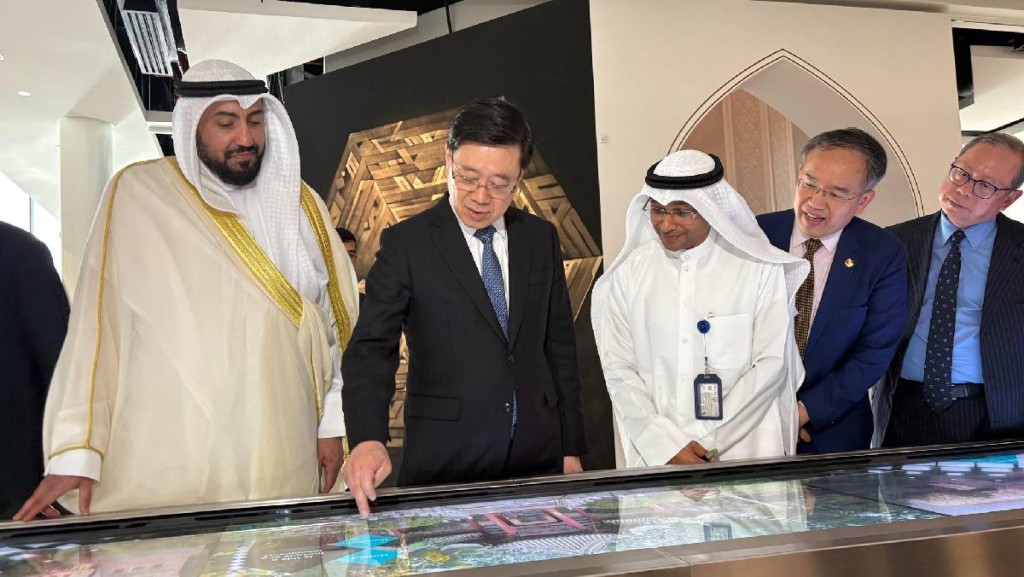 許正宇局長隨行政長官參觀Sheikh Abdullah Al Salem文化中心各個不同的博物館,了解科威特的文化藝術項目和發展情況。