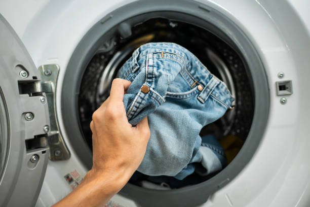 當洗衣機進行脫水程序時，機內濕透衣物高速轉動，如放入過量衣物，滾筒擺動幅度更大，令機件容易耗損。