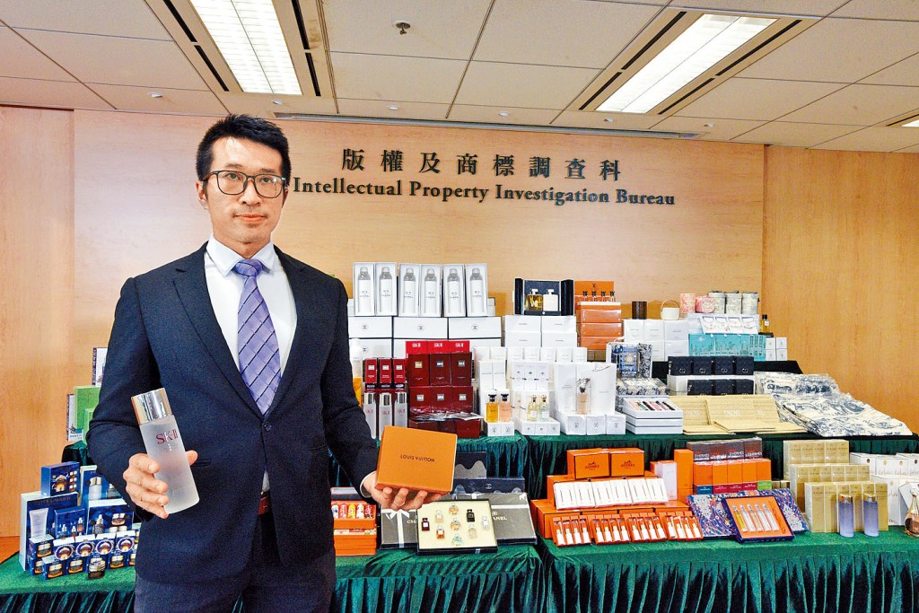 海關版權及商標科技罪案調查組蔡俊威高級督察講述案情。