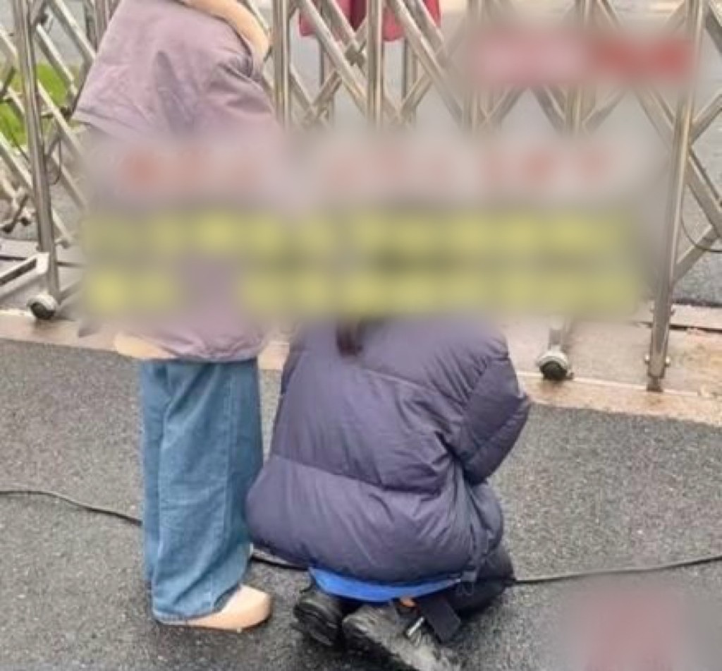 家長跪在校門外為孩子討公道。