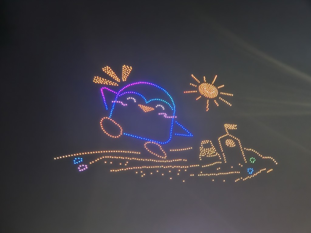 麥當勞叔叔之家病童的畫作，由1000架無人機呈現於維港上空。 浸大提供