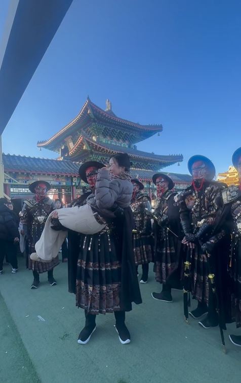  洛陽老君山的錦衣衛陪爬服務，讓「公主」輕鬆開心上山。小紅書＠森嶼暖樹