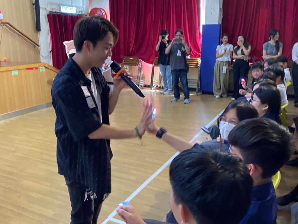 Vince感受到學生的熱情,相當興奮。 Vince感受到學生的熱情,相當興奮。