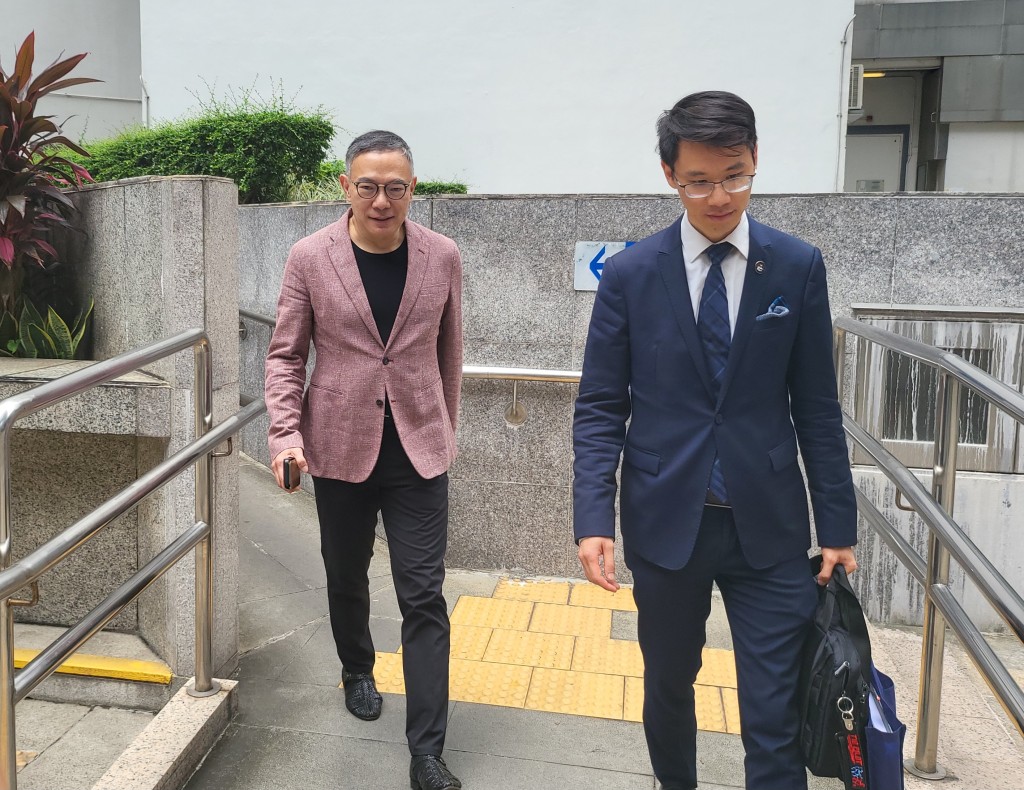 李龙基请到谢伟俊（左）为未婚妻王青霞做代表律师。