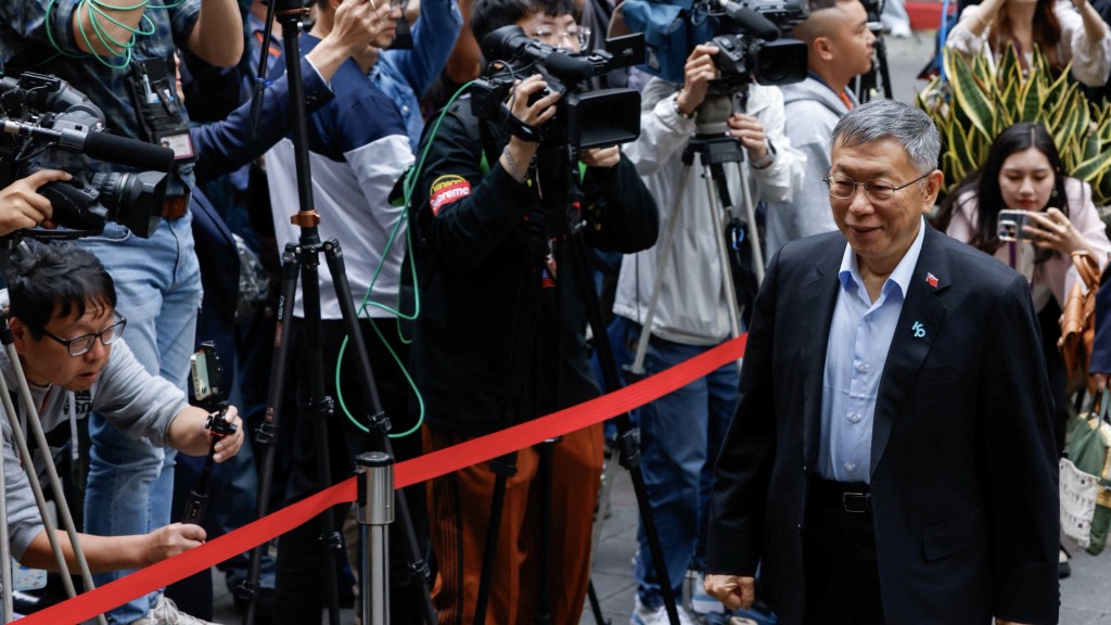 柯文哲涉政治献金及“京华城案”，一审宣判当天抵达法庭。 路透社