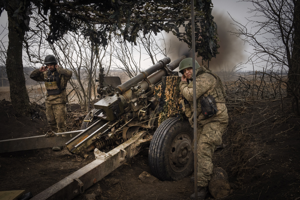 乌军在前线向俄军阵地发射溜弹炮。美联社