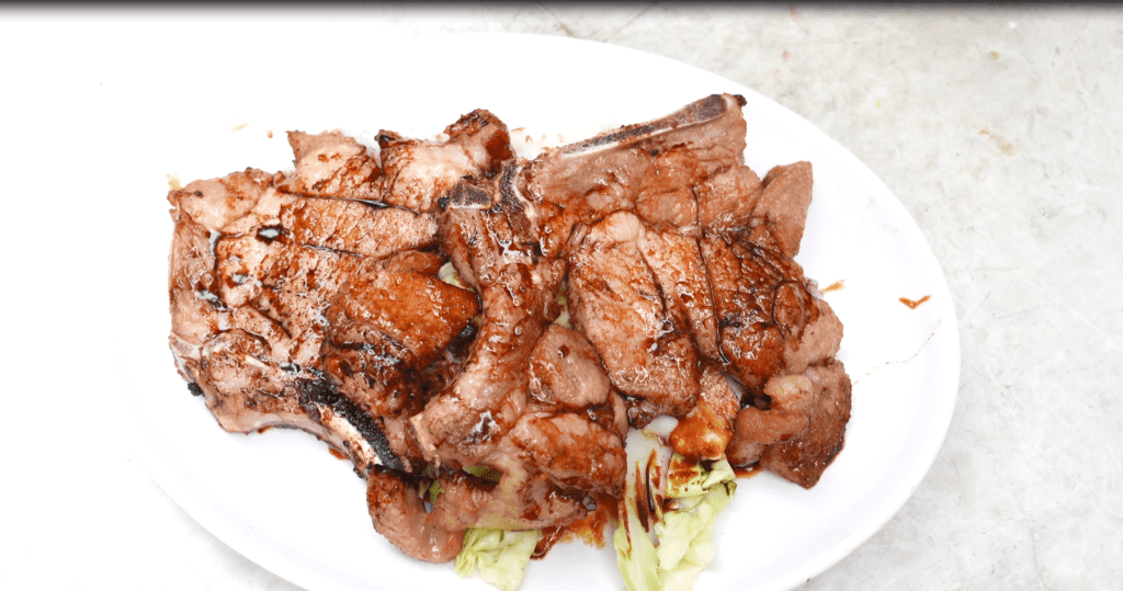 成記茶寮的豬扒飯最受街坊歡迎，豉油王豬扒上一桌時已經聞到豉油香。