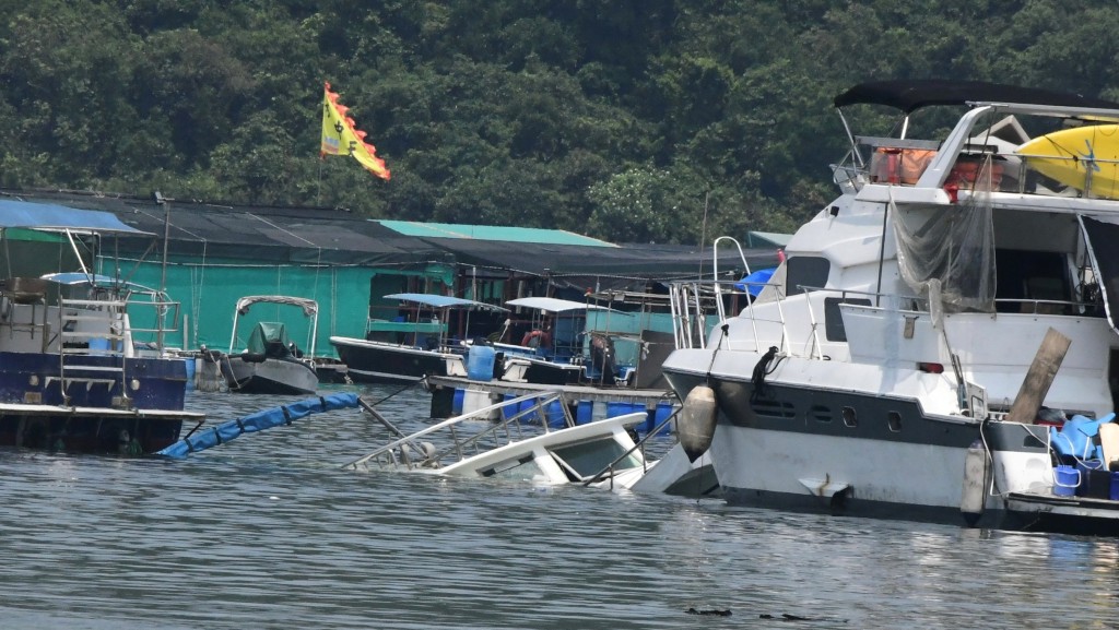 大埔三門仔遊艇半沉 惹墮海失蹤驚魂。梁國峰攝
