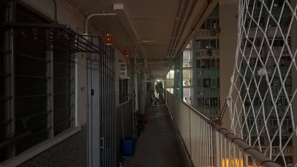 大廈僅餘樓梯有燈光。FB:Kit Wong@愛民南北 (愛民邨 / 俊民苑) 大廈僅餘樓梯有燈光。FB:Kit Wong@愛民南北 (愛民邨 / 俊民苑)