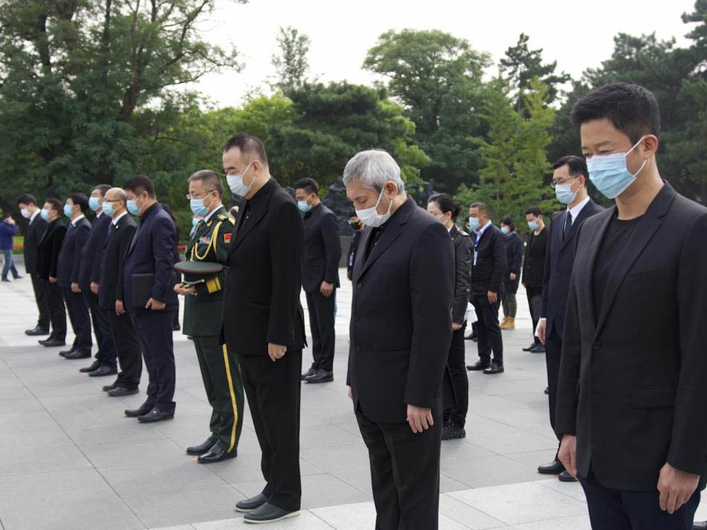 《長津湖》全國上映當天，劇組人員集體到遼寧瀋陽抗美援朝烈士陵園敬獻花籃。
