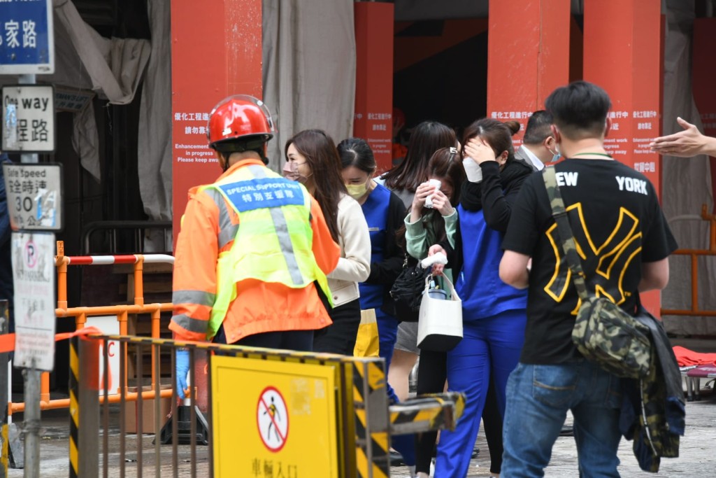世貿中心市民分批獲救至地面，部分人用毛巾掩蓋口鼻以免吸入濃煙。