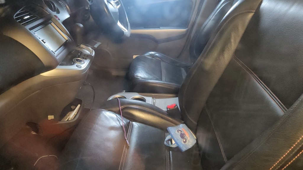 經搜查後,警員在車上及兩名乘客身上共檢獲十多粒懷疑「依托咪酯」煙彈及少量懷疑冰毒,隨即將兩人拘捕。黎志偉攝 經搜查後,警員在車上及兩名乘客身上共檢獲十多粒懷疑「依托咪酯」煙彈及少量懷疑冰毒,隨即將兩人拘捕。黎志偉攝