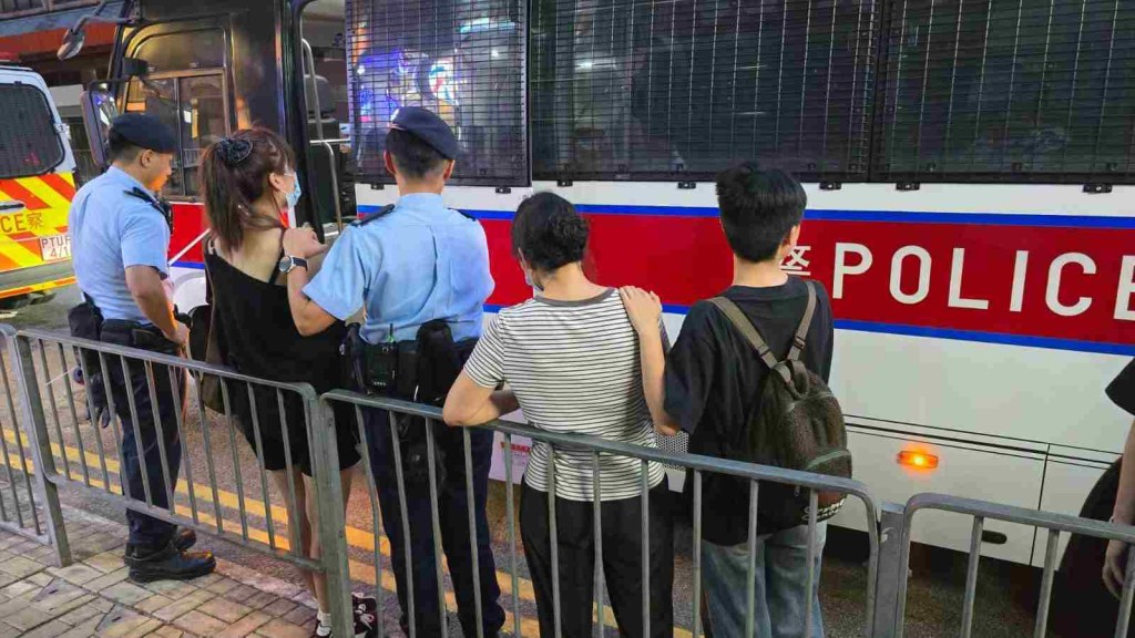跨部門打擊黑工及掃黃 新界南多區拘捕25人。警方圖片