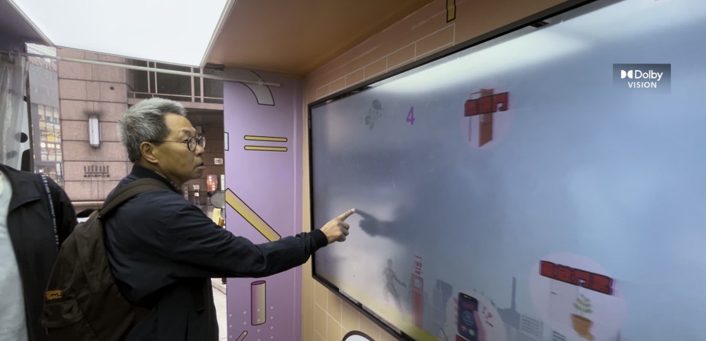 防罪宣傳車透過多項互動遊戲，讓市民獲取最新防罪資訊。