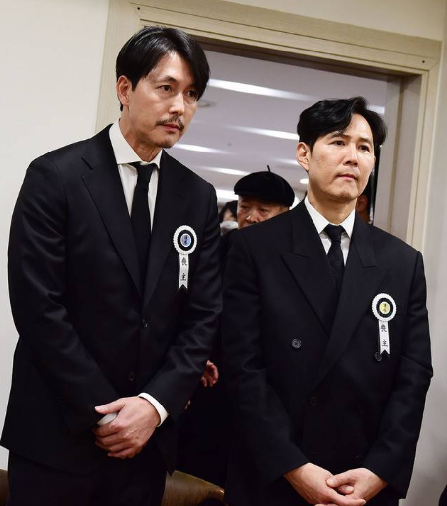 身為安聖基所屬經理人公司老闆、又是其後輩的鄭雨盛和李政宰，以喪主身份現身靈堂。