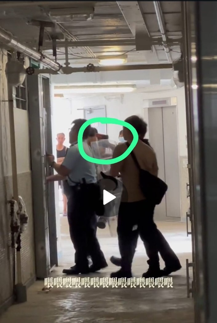 網上流傳片段顯示，警方使用「胡椒水槍」（綠圈示）制服狂漢。影片截圖