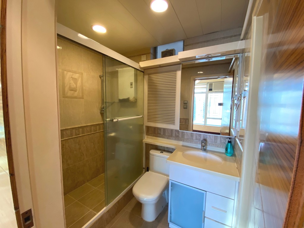 浴室為明廁設計，附有潔白浴具。