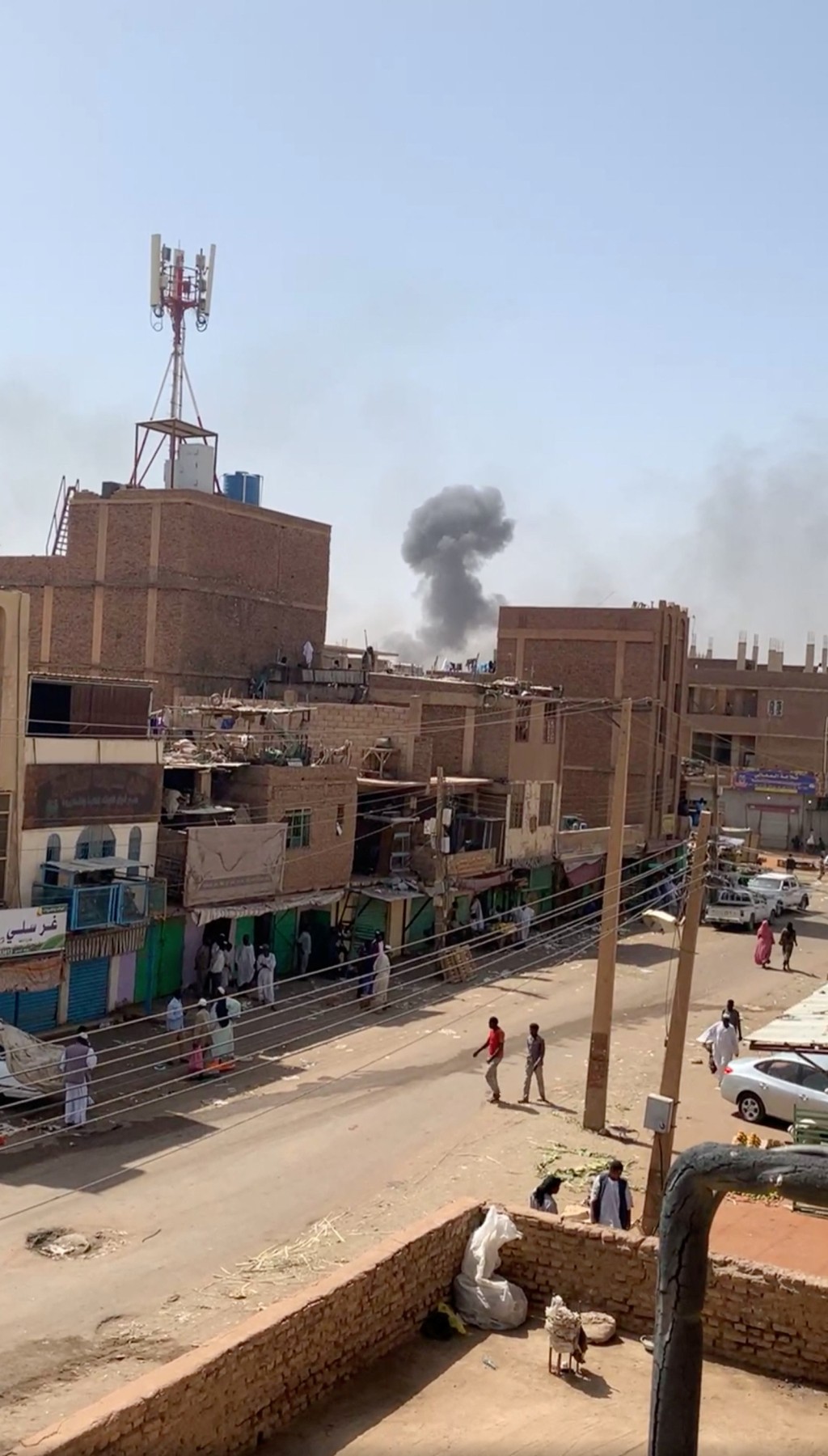 苏丹首都喀土穆传战火冒黑烟。 路透社