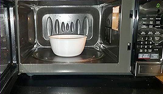 1碗水加1湯匙梳打粉,放入微波爐内加熱,可殺菌除味。