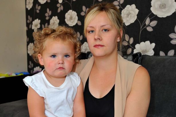 Amy Smith與她的女兒Demi-Mai。　網圖