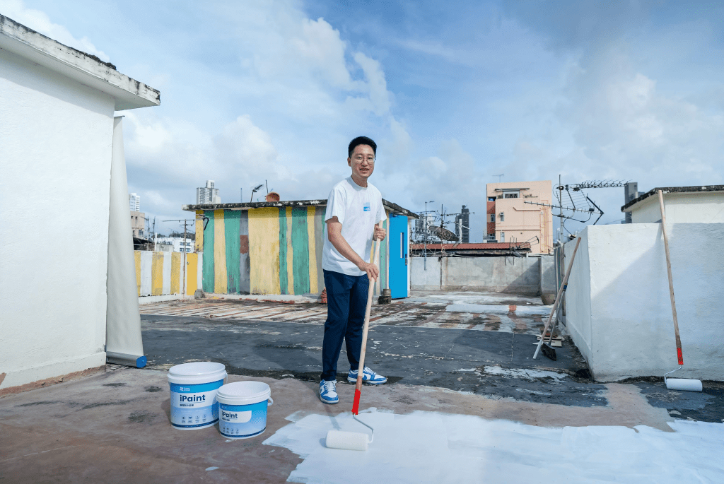 團隊將材料免費應用於深水埗劏房、內地鄉村及東南亞學校,協助基層家庭節省電費,為學童改善生活環境。 團隊將材料免費應用於深水埗劏房、內地鄉村及東南亞學校,協助基層家庭節省電費,為學童改善生活環境。