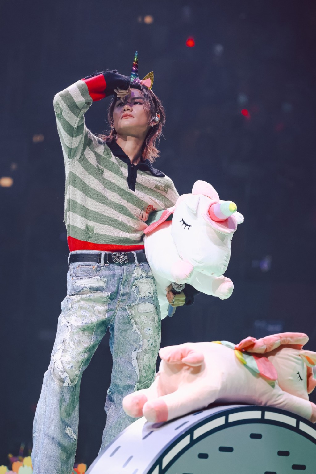 Jeremy帶領全場Unicorn戴上獨角獸頭飾。 Jeremy帶領全場Unicorn戴上獨角獸頭飾。