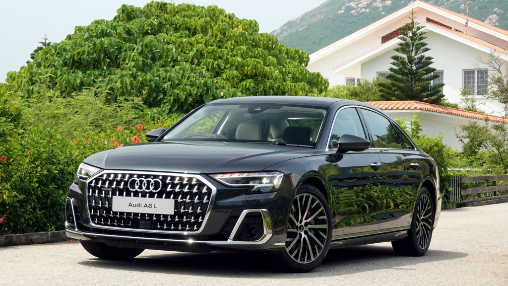 ●示範車升級配置Executive Package，包括20吋胎軨、車道偏離警示及360度鏡頭等，優惠期內只需另加10萬元。