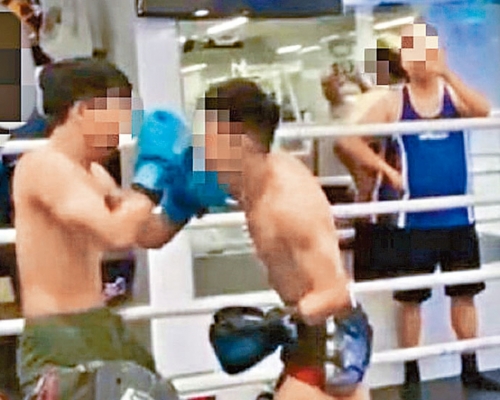 兩名拳手進行友誼賽期間，俱無戴上頭套。