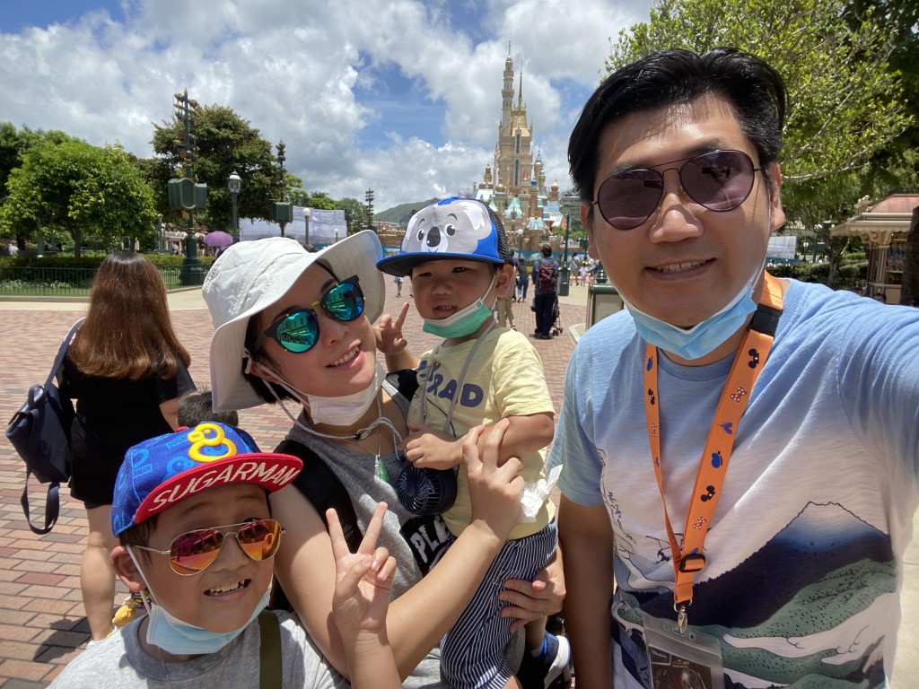 Jarvis康復後,終能齊齊整整一家五口在迪士尼遊玩合照。(受訪者提供) Jarvis康復後,終能齊齊整整一家五口在迪士尼遊玩合照。(受訪者提供)