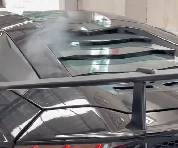 驗車期間,引擎蓋出現冒煙。上游新聞 驗車期間,引擎蓋出現冒煙。上游新聞