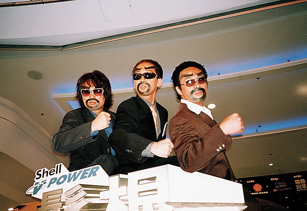 吳鎮宇、張達明、黃子華在1998年曾合作《鬚根Show》大收旺場，兩年後添食《鬚根Show 2》。