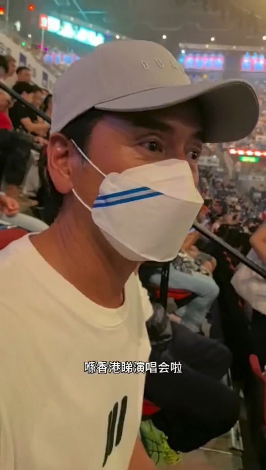 陳保元表示：「觀眾入場嘅時候，就係做緊熱身，喺香港睇演唱會，其實個氣氛好好！」