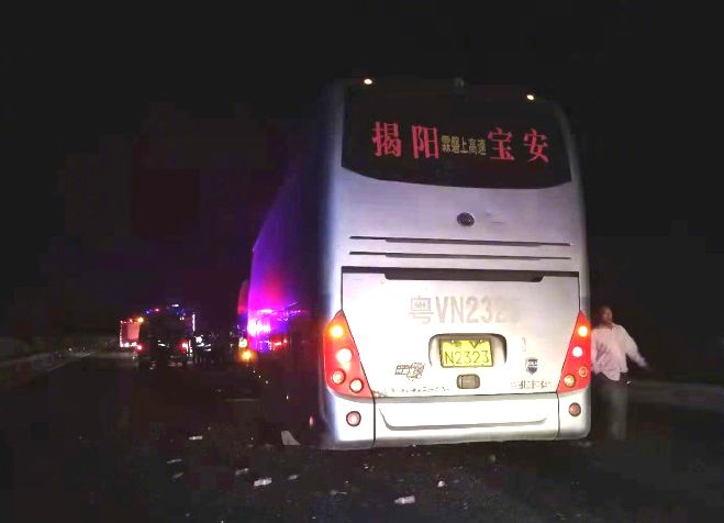 另一輛涉事旅遊巴。網圖