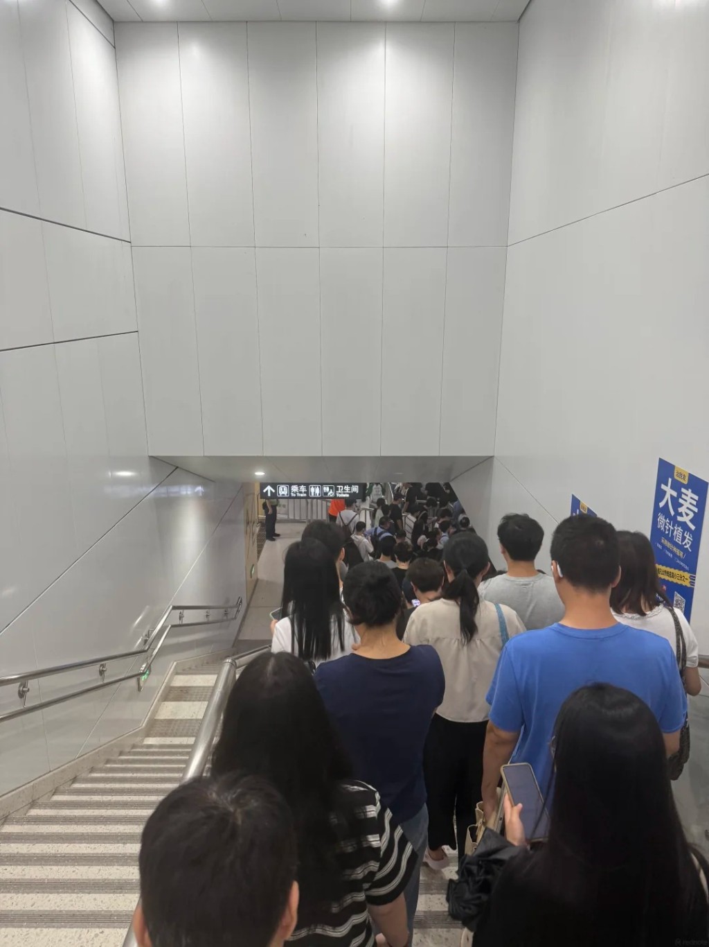 深圳地铁20日起严查入站市民，令通过安检的时间大幅增加。小红书