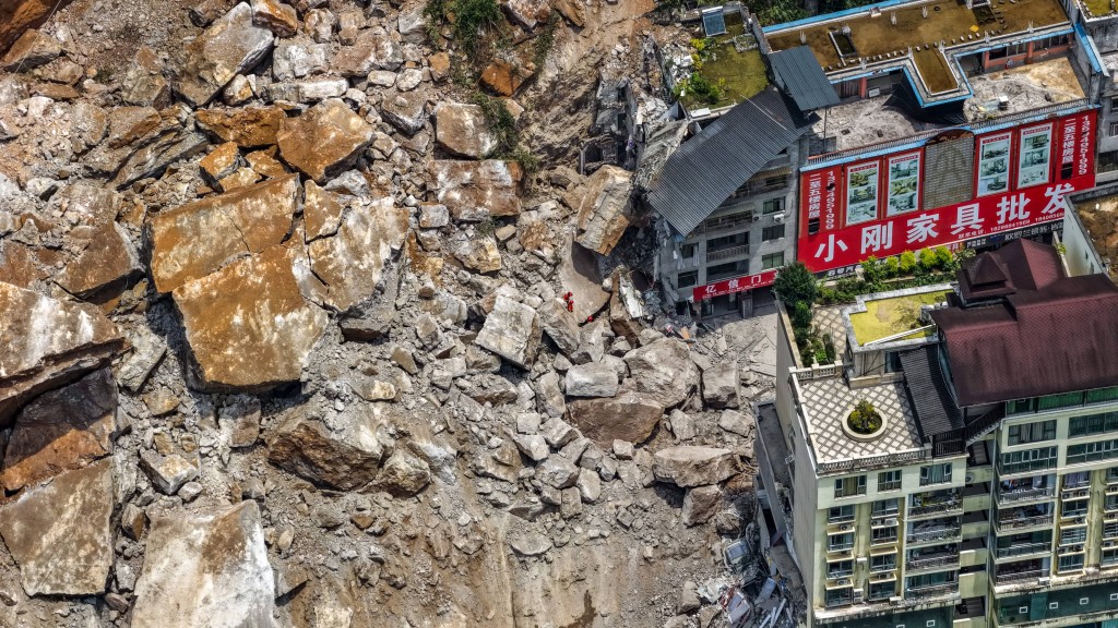 重慶山泥傾瀉累計已致44人死。新華社