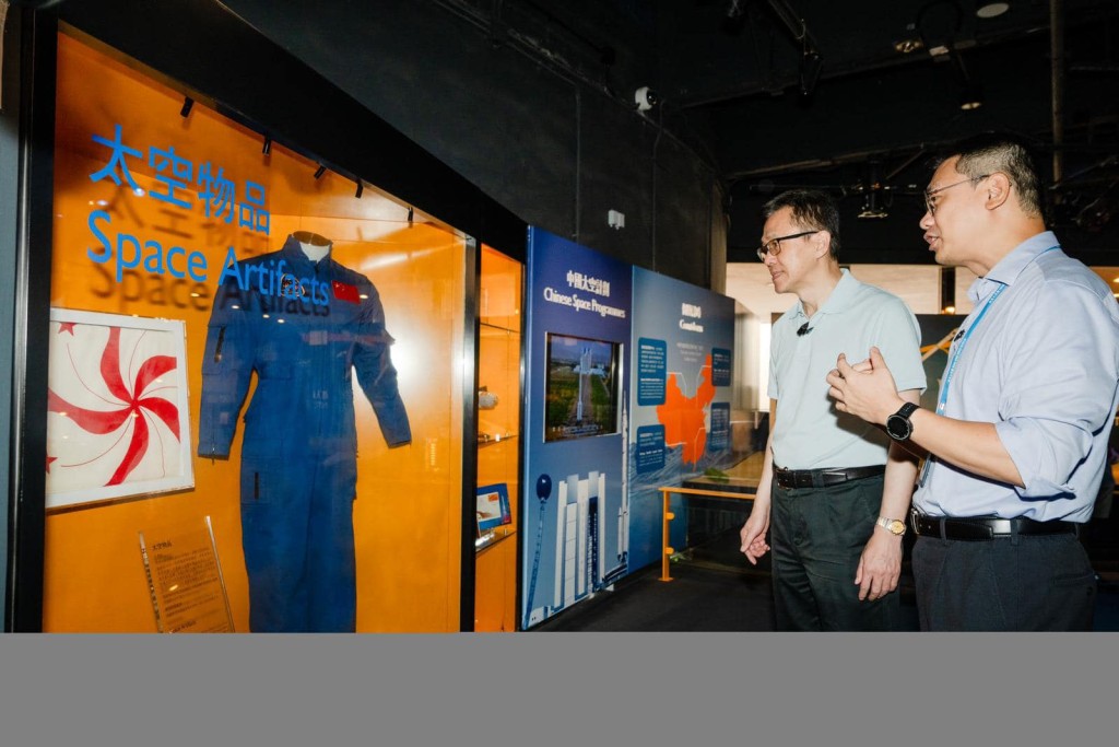 孙东与在场市民和小朋友一起参观有关太空人与航天的展区。创新科技及工业局FB图片