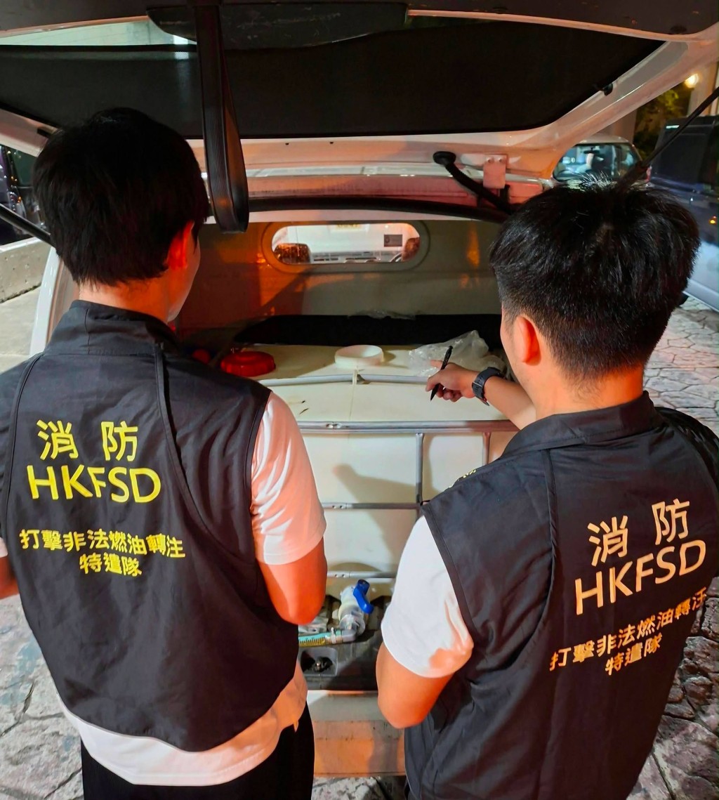 消防處人員於黃大仙鳳德商場停車場搗破非法加油站。香港消防處FB圖片