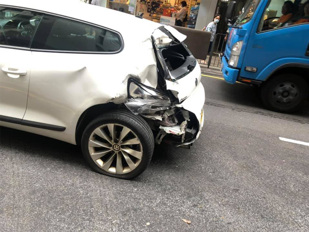 撞毀一私家車。何致宏facebook圖片