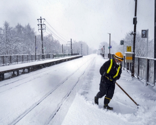 日本秋田縣因大雪而出現破紀錄積雪，從昨日下午起陸續發現3名高齡者被雪掩埋死亡。AP圖片
