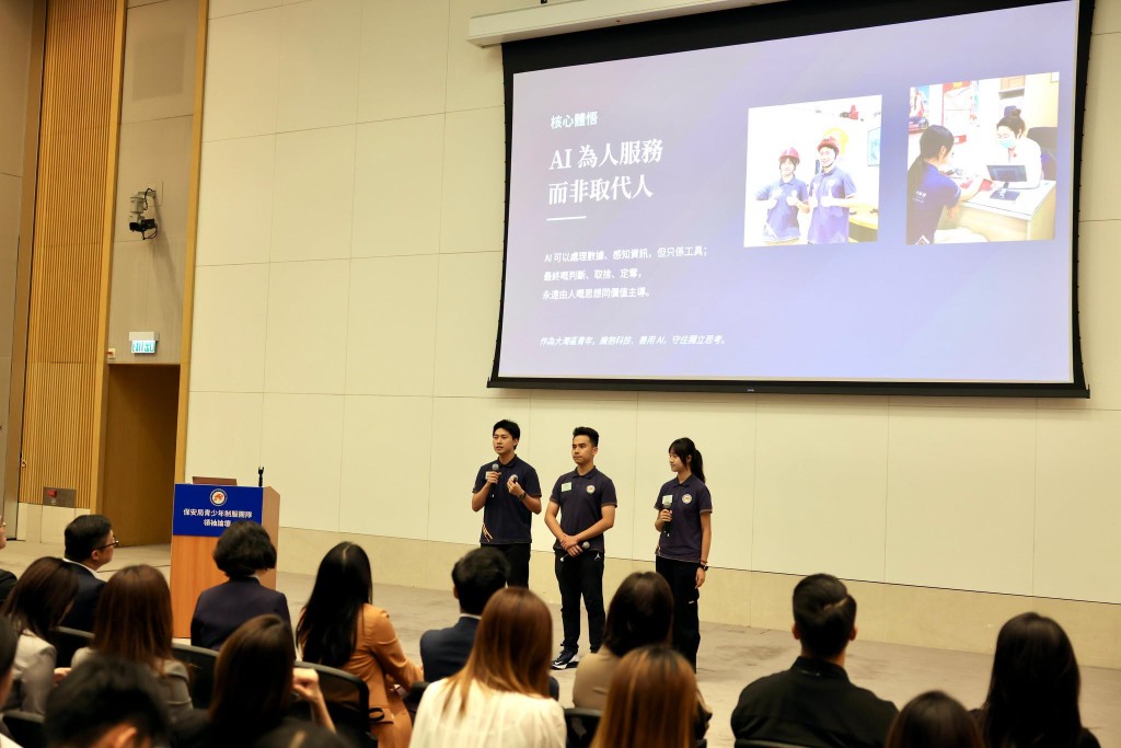 保安局局長鄧炳強今日聽取參與同學的分享。鄧炳強fb圖片