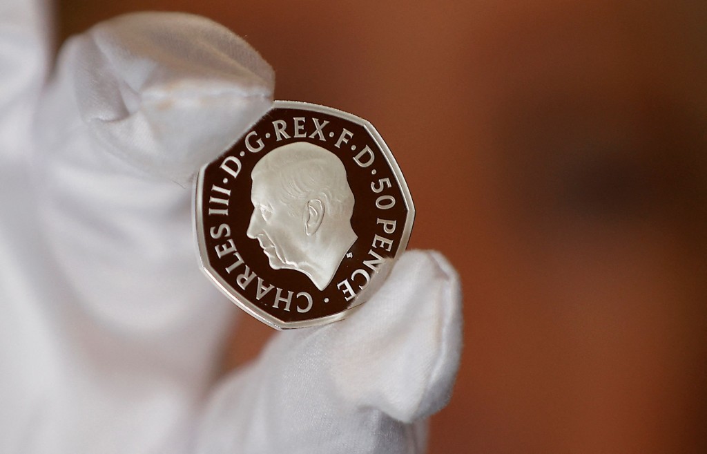 新硬币是英国雕刻家詹宁斯设计。路透