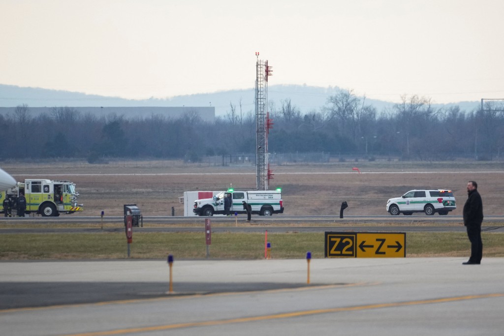 涉事航班为联合航空 803 号航班，原定飞往东京。路透社